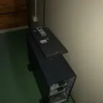 LOTE 358 - Cpus, cadeira com rodas, servidor, rack, prateleira, estabilizador , ar condicionado (não foram localizados a parte condesadora), 2 armarios de metal. Acompanha o fundo de comercio, pois tem a tecnologia armazenada.
