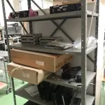 LOTE 355 - Mesa, roteadores, prateleira com equipamentos 