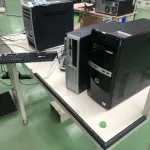 LOTE 458 - Mesa, 3 cpus, 2 teclados 