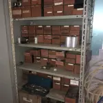 LOTE 540 - Prateleira com peças 