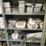 LOTE 348 - Armario 2 portas, prateleira com placas, mesa com bancada, prateleira com antenas, rack de equipamentos de teste, roteadores, carrinhos 