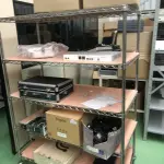 LOTE 356 - Prateleira de metal com rodas, equipamentos 