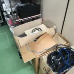 LOTE 359 - Fios, prateleira com rodas, equipamentos eletronicos, roteadores, modens 