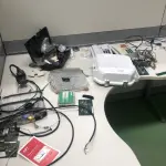 LOTE 305 - Antenas, cpu, modem, equipamento de teste, lupa, monitor teclado, mouse, exaustor