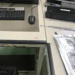 LOTE 468 - Bancada em L com prateleira e computadores 