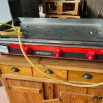 LOTE 001 - LISTAGEM GRANDE DE BENS DE LANCHERIA - PROJETOR, MESAS, CADEIRAS, FRITADEIRAS A GAS E ELETRICAS, FREEZERS, GELADEIRA, TELA, COMPUTADOR, LIXEIRA, FRIGOBAR,  FORNO CONVECTOR, CHAPA BIFETEIRA, AR CONDICIONADO SO FRENTE.