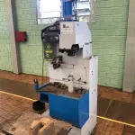 LOTE 207 - Máquina de pregar salto 
