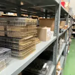 LOTE 001D - antigo lote 586 - alteramos para aparecer na primeira pagina - Estoque de produtos novos como CIRCUITOS INTEGRADOS,  filtros, indutores, transiver opticos, Spartan, Buck Regulator, Unidades Osciladores,    componentes, transistores, placas, grampos, materiais para construção dos modens, etc