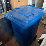 LOTE 001 - LISTAGEM GRANDE DE BENS DE LANCHERIA - PROJETOR, MESAS, CADEIRAS, FRITADEIRAS A GAS E ELETRICAS, FREEZERS, GELADEIRA, TELA, COMPUTADOR, LIXEIRA, FRIGOBAR,  FORNO CONVECTOR, CHAPA BIFETEIRA, AR CONDICIONADO SO FRENTE.