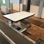 LOTE 205 - Mesa para máquina 