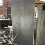 LOTE 001 - LISTAGEM GRANDE DE BENS DE LANCHERIA - PROJETOR, MESAS, CADEIRAS, FRITADEIRAS A GAS E ELETRICAS, FREEZERS, GELADEIRA, TELA, COMPUTADOR, LIXEIRA, FRIGOBAR,  FORNO CONVECTOR, CHAPA BIFETEIRA, AR CONDICIONADO SO FRENTE.