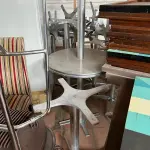 LOTE 001 - LISTAGEM GRANDE DE BENS DE LANCHERIA - PROJETOR, MESAS, CADEIRAS, FRITADEIRAS A GAS E ELETRICAS, FREEZERS, GELADEIRA, TELA, COMPUTADOR, LIXEIRA, FRIGOBAR,  FORNO CONVECTOR, CHAPA BIFETEIRA, AR CONDICIONADO SO FRENTE.