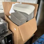 LOTE 001 - LISTAGEM GRANDE DE BENS DE LANCHERIA - PROJETOR, MESAS, CADEIRAS, FRITADEIRAS A GAS E ELETRICAS, FREEZERS, GELADEIRA, TELA, COMPUTADOR, LIXEIRA, FRIGOBAR,  FORNO CONVECTOR, CHAPA BIFETEIRA, AR CONDICIONADO SO FRENTE.