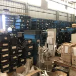 LOTE 135 - lote de caixas plásticas com prateleiras