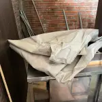 LOTE 001 - LISTAGEM GRANDE DE BENS DE LANCHERIA - PROJETOR, MESAS, CADEIRAS, FRITADEIRAS A GAS E ELETRICAS, FREEZERS, GELADEIRA, TELA, COMPUTADOR, LIXEIRA, FRIGOBAR,  FORNO CONVECTOR, CHAPA BIFETEIRA, AR CONDICIONADO SO FRENTE.