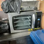 LOTE 001 - LISTAGEM GRANDE DE BENS DE LANCHERIA - PROJETOR, MESAS, CADEIRAS, FRITADEIRAS A GAS E ELETRICAS, FREEZERS, GELADEIRA, TELA, COMPUTADOR, LIXEIRA, FRIGOBAR,  FORNO CONVECTOR, CHAPA BIFETEIRA, AR CONDICIONADO SO FRENTE.