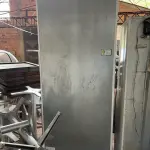 LOTE 001 - LISTAGEM GRANDE DE BENS DE LANCHERIA - PROJETOR, MESAS, CADEIRAS, FRITADEIRAS A GAS E ELETRICAS, FREEZERS, GELADEIRA, TELA, COMPUTADOR, LIXEIRA, FRIGOBAR,  FORNO CONVECTOR, CHAPA BIFETEIRA, AR CONDICIONADO SO FRENTE.