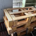 LOTE 001 - LISTAGEM GRANDE DE BENS DE LANCHERIA - PROJETOR, MESAS, CADEIRAS, FRITADEIRAS A GAS E ELETRICAS, FREEZERS, GELADEIRA, TELA, COMPUTADOR, LIXEIRA, FRIGOBAR,  FORNO CONVECTOR, CHAPA BIFETEIRA, AR CONDICIONADO SO FRENTE.