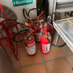 LOTE 001 - LISTAGEM GRANDE DE BENS DE LANCHERIA - PROJETOR, MESAS, CADEIRAS, FRITADEIRAS A GAS E ELETRICAS, FREEZERS, GELADEIRA, TELA, COMPUTADOR, LIXEIRA, FRIGOBAR,  FORNO CONVECTOR, CHAPA BIFETEIRA, AR CONDICIONADO SO FRENTE.