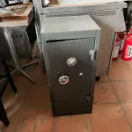 LOTE 001 - LISTAGEM GRANDE DE BENS DE LANCHERIA - PROJETOR, MESAS, CADEIRAS, FRITADEIRAS A GAS E ELETRICAS, FREEZERS, GELADEIRA, TELA, COMPUTADOR, LIXEIRA, FRIGOBAR,  FORNO CONVECTOR, CHAPA BIFETEIRA, AR CONDICIONADO SO FRENTE.