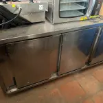 LOTE 001 - LISTAGEM GRANDE DE BENS DE LANCHERIA - PROJETOR, MESAS, CADEIRAS, FRITADEIRAS A GAS E ELETRICAS, FREEZERS, GELADEIRA, TELA, COMPUTADOR, LIXEIRA, FRIGOBAR,  FORNO CONVECTOR, CHAPA BIFETEIRA, AR CONDICIONADO SO FRENTE.