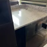 LOTE 001 - LISTAGEM GRANDE DE BENS DE LANCHERIA - PROJETOR, MESAS, CADEIRAS, FRITADEIRAS A GAS E ELETRICAS, FREEZERS, GELADEIRA, TELA, COMPUTADOR, LIXEIRA, FRIGOBAR,  FORNO CONVECTOR, CHAPA BIFETEIRA, AR CONDICIONADO SO FRENTE.