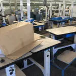 LOTE 002 - lote com aprox. 50 mesas de produção altas 
