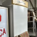 LOTE 001 - LISTAGEM GRANDE DE BENS DE LANCHERIA - PROJETOR, MESAS, CADEIRAS, FRITADEIRAS A GAS E ELETRICAS, FREEZERS, GELADEIRA, TELA, COMPUTADOR, LIXEIRA, FRIGOBAR,  FORNO CONVECTOR, CHAPA BIFETEIRA, AR CONDICIONADO SO FRENTE.