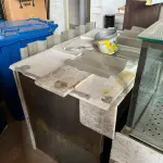 LOTE 001 - LISTAGEM GRANDE DE BENS DE LANCHERIA - PROJETOR, MESAS, CADEIRAS, FRITADEIRAS A GAS E ELETRICAS, FREEZERS, GELADEIRA, TELA, COMPUTADOR, LIXEIRA, FRIGOBAR,  FORNO CONVECTOR, CHAPA BIFETEIRA, AR CONDICIONADO SO FRENTE.
