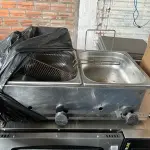 LOTE 001 - LISTAGEM GRANDE DE BENS DE LANCHERIA - PROJETOR, MESAS, CADEIRAS, FRITADEIRAS A GAS E ELETRICAS, FREEZERS, GELADEIRA, TELA, COMPUTADOR, LIXEIRA, FRIGOBAR,  FORNO CONVECTOR, CHAPA BIFETEIRA, AR CONDICIONADO SO FRENTE.