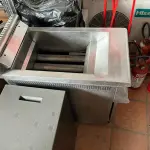 LOTE 001 - LISTAGEM GRANDE DE BENS DE LANCHERIA - PROJETOR, MESAS, CADEIRAS, FRITADEIRAS A GAS E ELETRICAS, FREEZERS, GELADEIRA, TELA, COMPUTADOR, LIXEIRA, FRIGOBAR,  FORNO CONVECTOR, CHAPA BIFETEIRA, AR CONDICIONADO SO FRENTE.