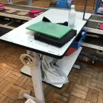 LOTE 237 - Mesa para máquina 