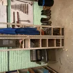 LOTE 463 - 2 prateleitas com peças e bancada 