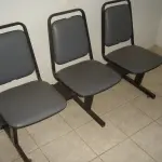 LOTE 001 - 2 sofás de 3 lugares de espera com encosto e estofado cinza