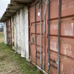 LOTE 074 - container metálico em mau estado com sucatas 20 pés