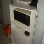 LOTE 024 - Forno micro-ondas  e armário madeira 2 portas