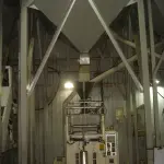 LOTE 030 - uma empacotadeira automática Indumak com silo pequeno num 1