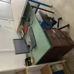 LOTE 445 - Mesa com cadeira e computador 