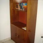 LOTE 012 - armário com 2 portas de abris e 2 prateleiras cor marrom e um banco de espera cinza