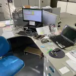 LOTE 504 - Conjunto de 4 mesas e 4 cadeiras, 2 computadores 