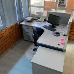 LOTE 492 - Mesa em L, cadeira, computador, armario, arquivo, 3 cadeiras pretas, 2 mesas e bebedor de bombona  