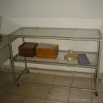 LOTE 006 - prateleira em metal e vidro com rodinha