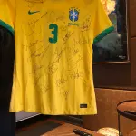 LOTE 001 - CAMPANHA DE DOAÇÃO - LEILÃO DE CAMISA DO JOGADOR TIAGO SILVA DA SELEÇÃO BRASILEIRA AUTOGRAFADA POR TODOS OS JOGADORES - CAMISA COM O LEILOEIRO A DISPOSIÇÃO PARA VISITAÇÃO - AJUDAR ESSA NOBRE CAUSA NÃO TEM PREÇO - PARA CADASTRO RÁPIDO CONTATE O LEILOEIRO 51.991165051