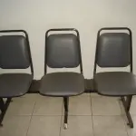LOTE 001 - 2 sofás de 3 lugares de espera com encosto e estofado cinza