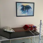 LOTE 515 - Armario de madeira, 2 macas, ar condicionado, quadro, balança, mesa e 2 cadeiras , armario portas de vidro 