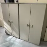 LOTE 498 - 2 armarios de madeira com 2 portas