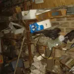 LOTE 059 - lote com peças de maquinas, carrinho de mão, tubos, motores, correias, ventilador de pedestal, sucatas diversas, prateleira com peças, polias, etc.