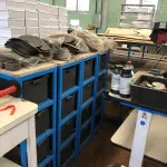 LOTE 267 - Mesa para máquina e caixas organizadoras 
