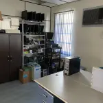 LOTE 513 - Prateleira, armario e equipamentos de informatica 
