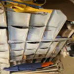 LOTE 454 - Prateleiras de metal com peças 